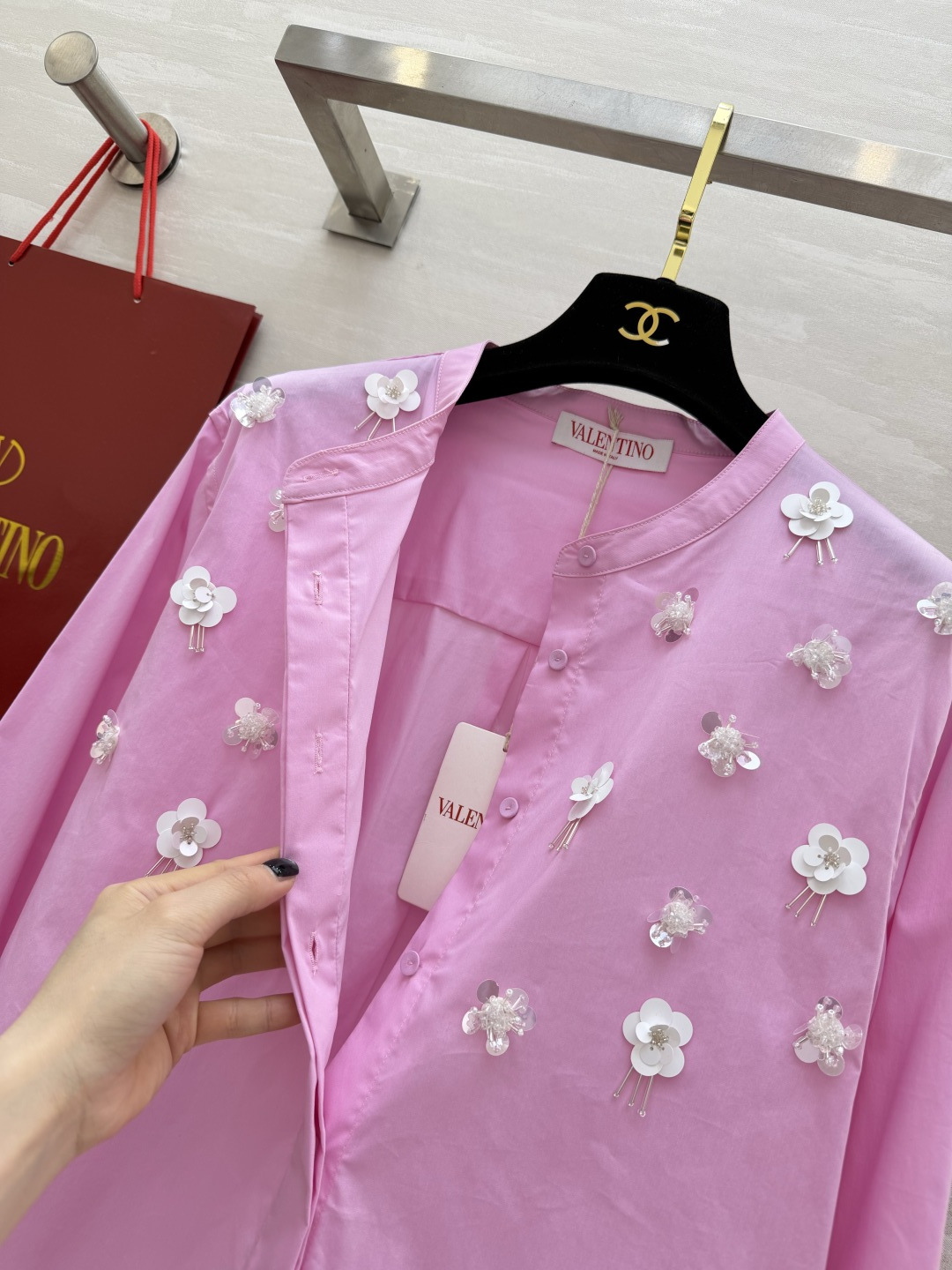 Valentin♡²⁶新款立体花饰衬衫🌸把春日浪漫穿在身上奶白/樱花粉双色可选手工钉珠+立体花朵刺绣精致