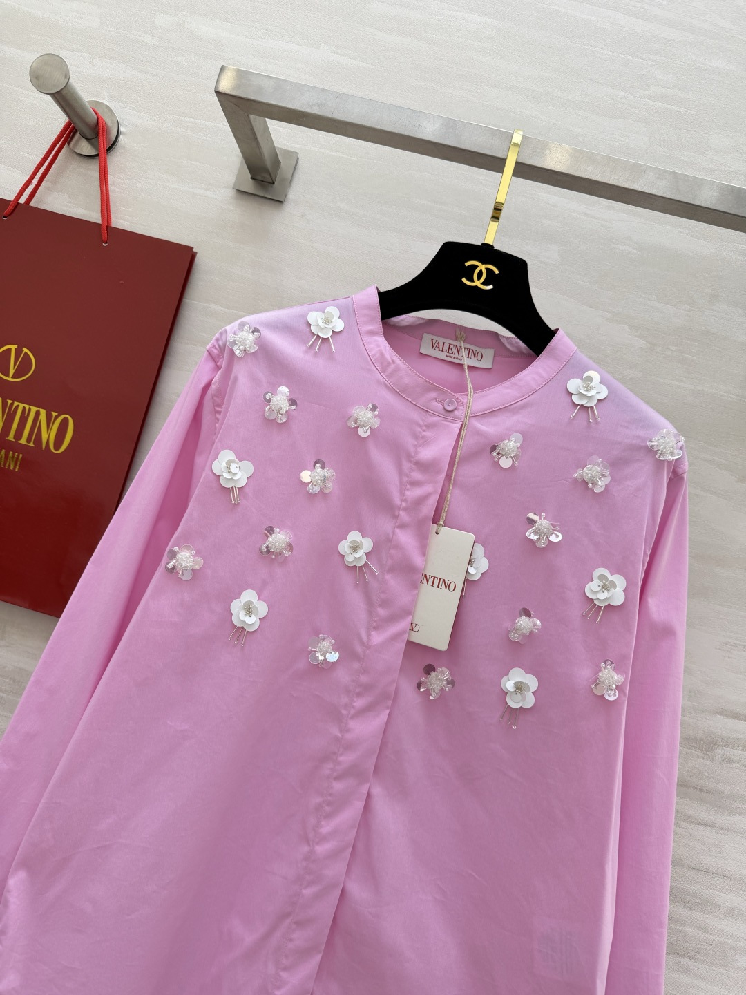 Valentin♡²⁶新款立体花饰衬衫🌸把春日浪漫穿在身上奶白/樱花粉双色可选手工钉珠+立体花朵刺绣精致