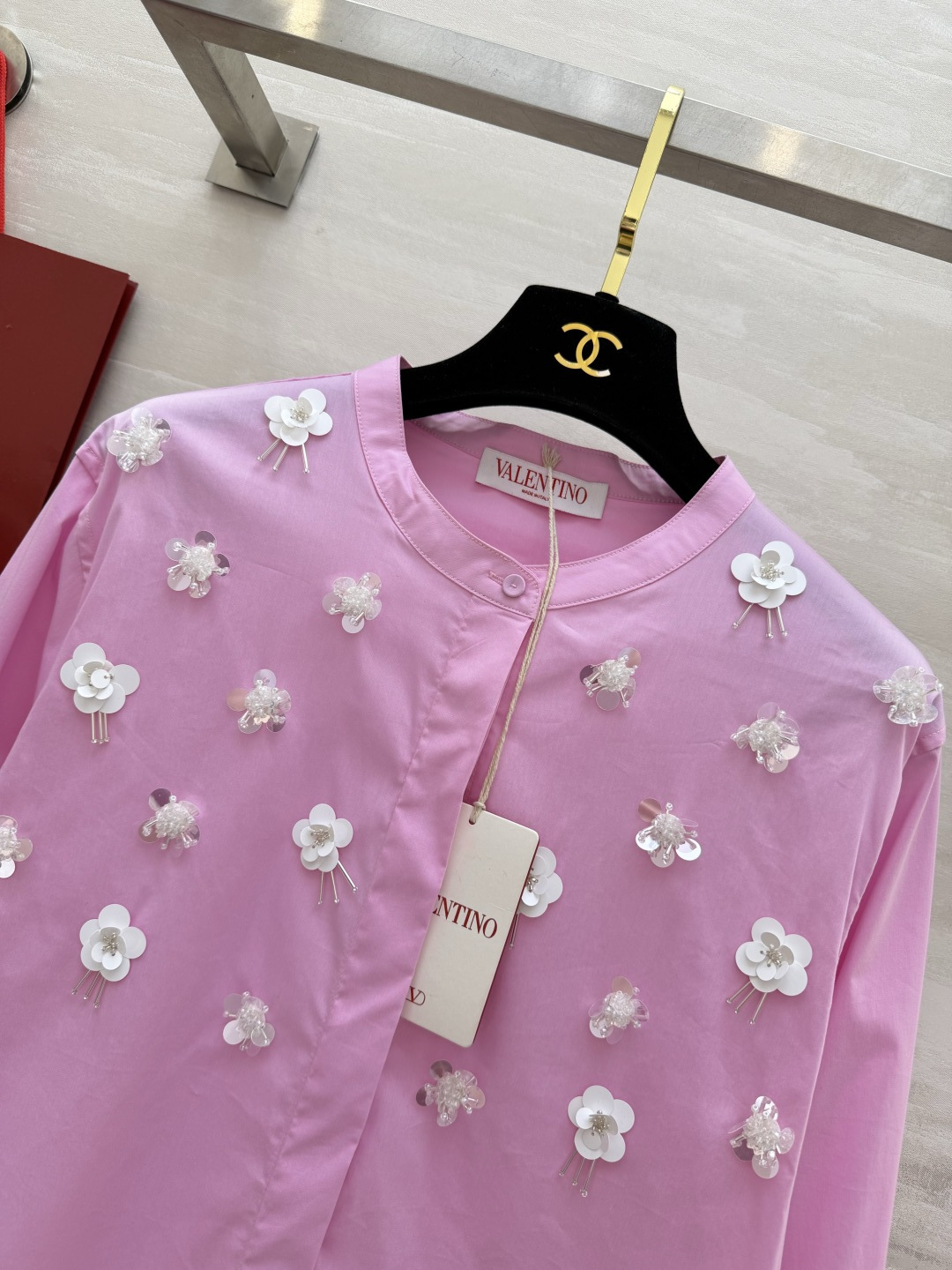 Valentin♡²⁶新款立体花饰衬衫🌸把春日浪漫穿在身上奶白/樱花粉双色可选手工钉珠+立体花朵刺绣精致