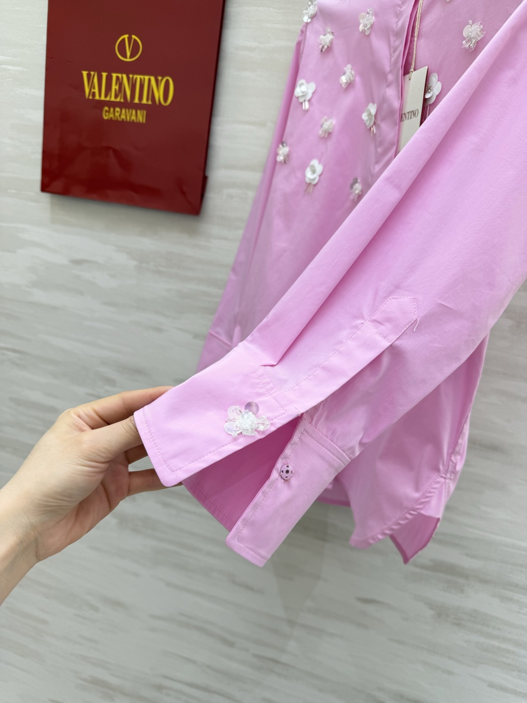 Valentin♡²⁶新款立体花饰衬衫🌸把春日浪漫穿在身上奶白/樱花粉双色可选手工钉珠+立体花朵刺绣精致