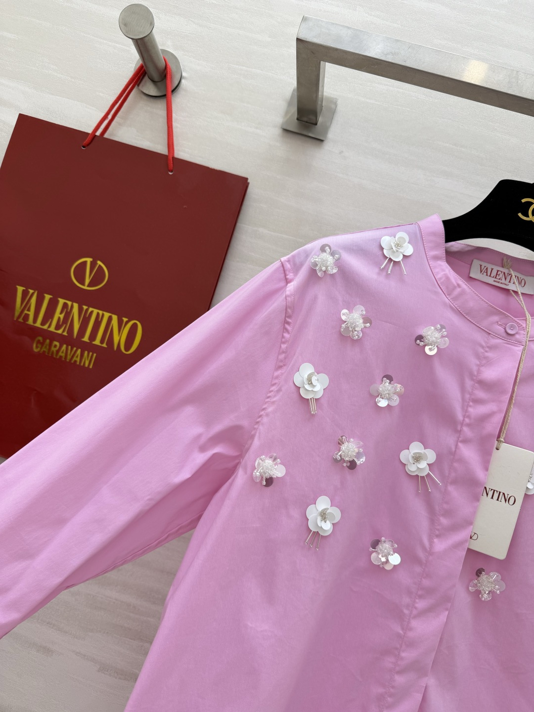 Valentin♡²⁶新款立体花饰衬衫🌸把春日浪漫穿在身上奶白/樱花粉双色可选手工钉珠+立体花朵刺绣精致