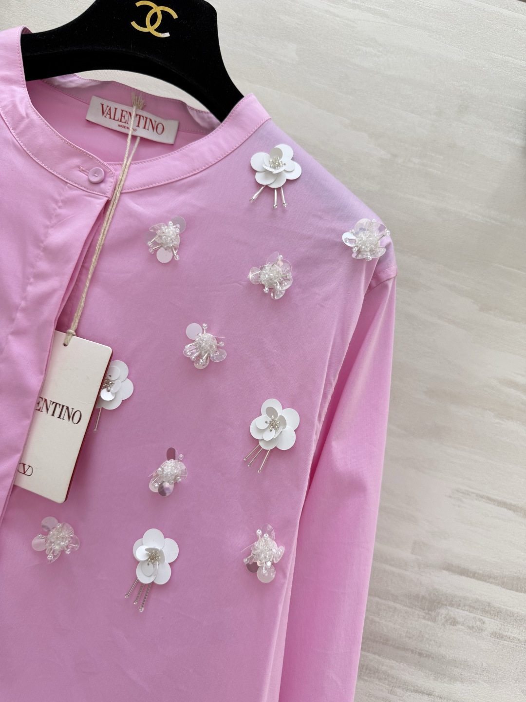 Valentin♡²⁶新款立体花饰衬衫🌸把春日浪漫穿在身上奶白/樱花粉双色可选手工钉珠+立体花朵刺绣精致