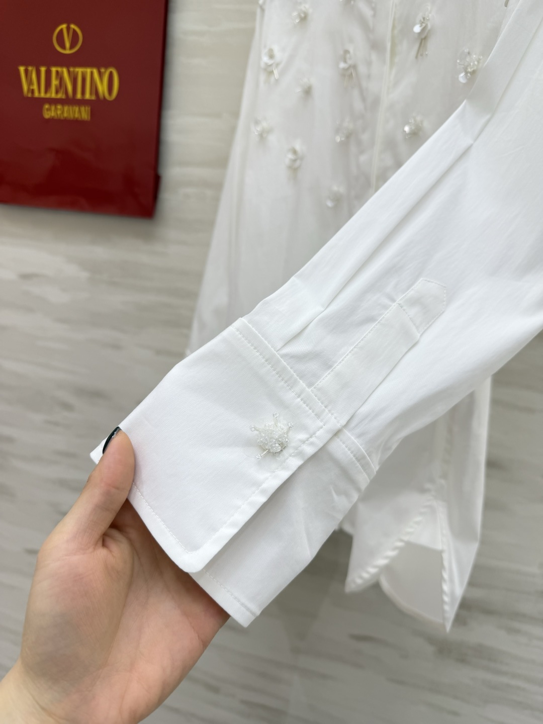 Valentin♡²⁶新款立体花饰衬衫🌸把春日浪漫穿在身上奶白/樱花粉双色可选手工钉珠+立体花朵刺绣精致