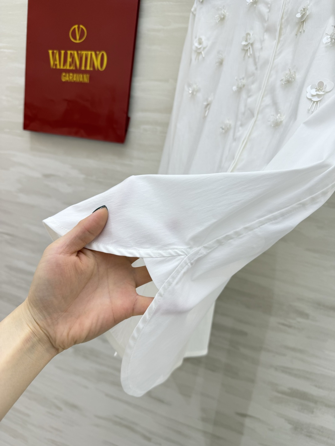 Valentin♡²⁶新款立体花饰衬衫🌸把春日浪漫穿在身上奶白/樱花粉双色可选手工钉珠+立体花朵刺绣精致