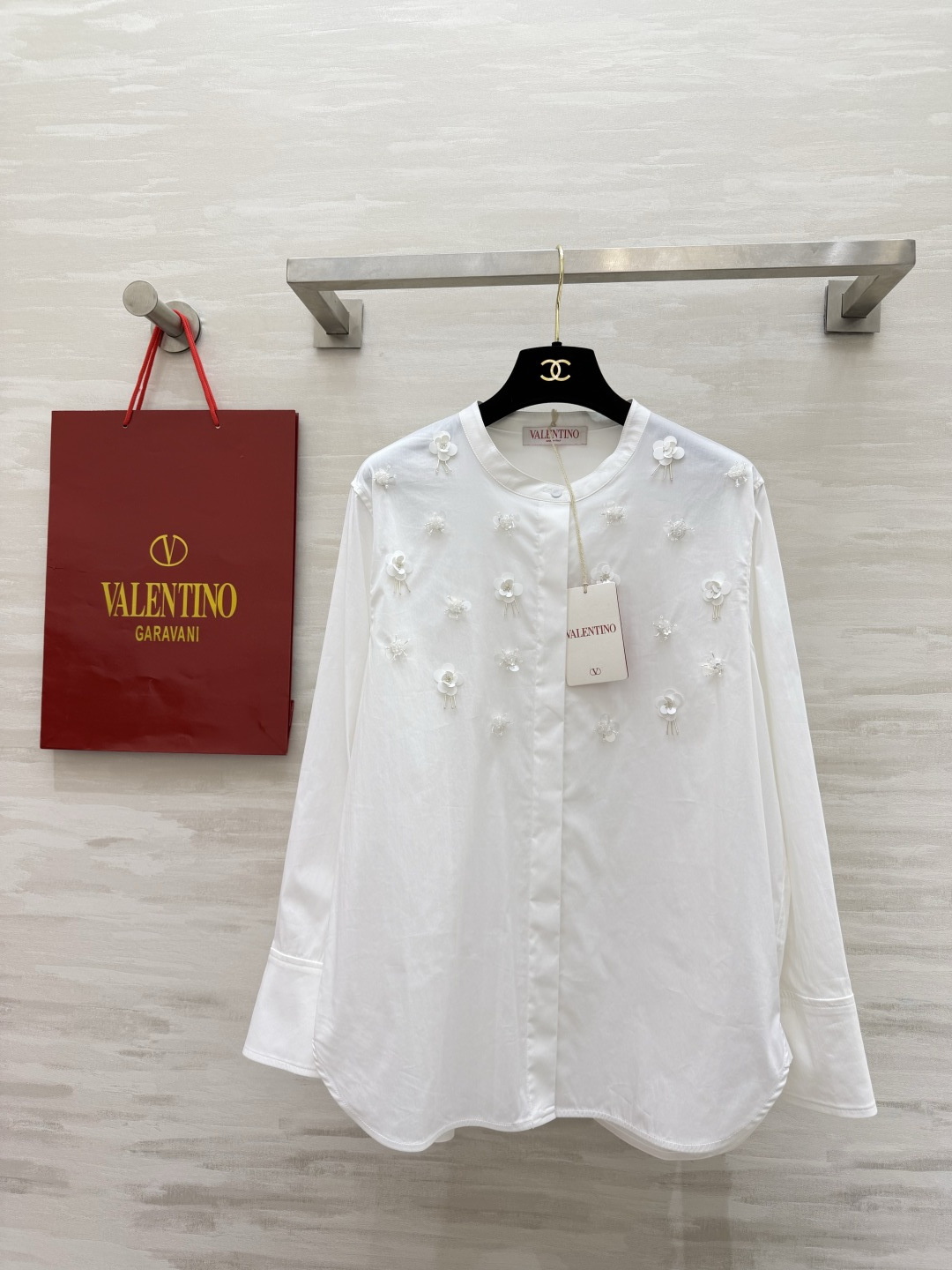 Valentin♡²⁶新款立体花饰衬衫🌸把春日浪漫穿在身上奶白/樱花粉双色可选手工钉珠+立体花朵刺绣精致