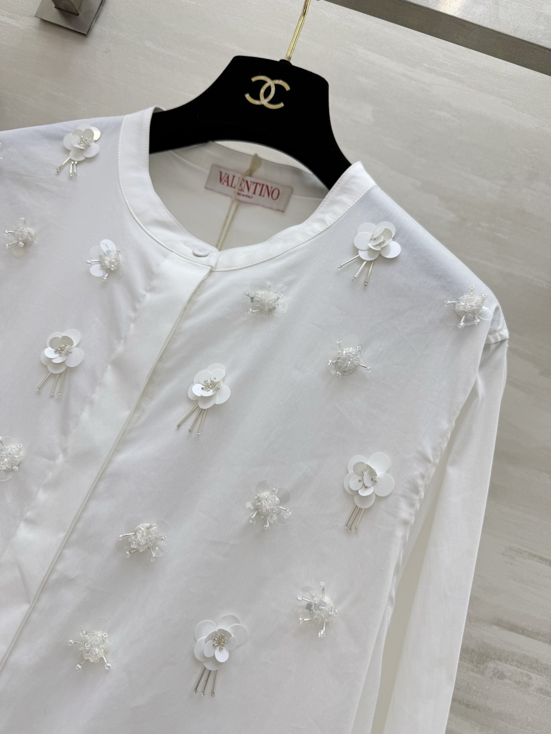 Valentin♡²⁶新款立体花饰衬衫🌸把春日浪漫穿在身上奶白/樱花粉双色可选手工钉珠+立体花朵刺绣精致