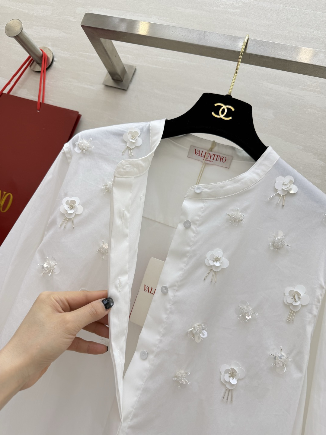 Valentin♡²⁶新款立体花饰衬衫🌸把春日浪漫穿在身上奶白/樱花粉双色可选手工钉珠+立体花朵刺绣精致