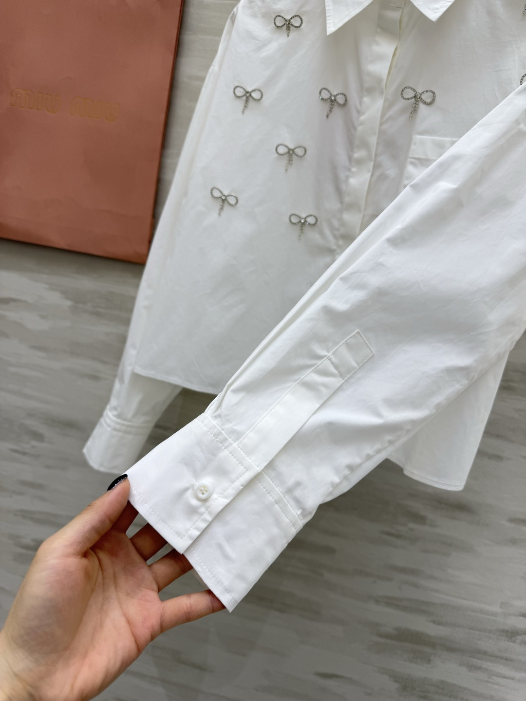 #MiuMi♡²⁶钻饰蝴蝶结衬衫 奶白底色 干净显气质 手工水钻蝴蝶结 精致显贵 短款阔版 甜美又显高 