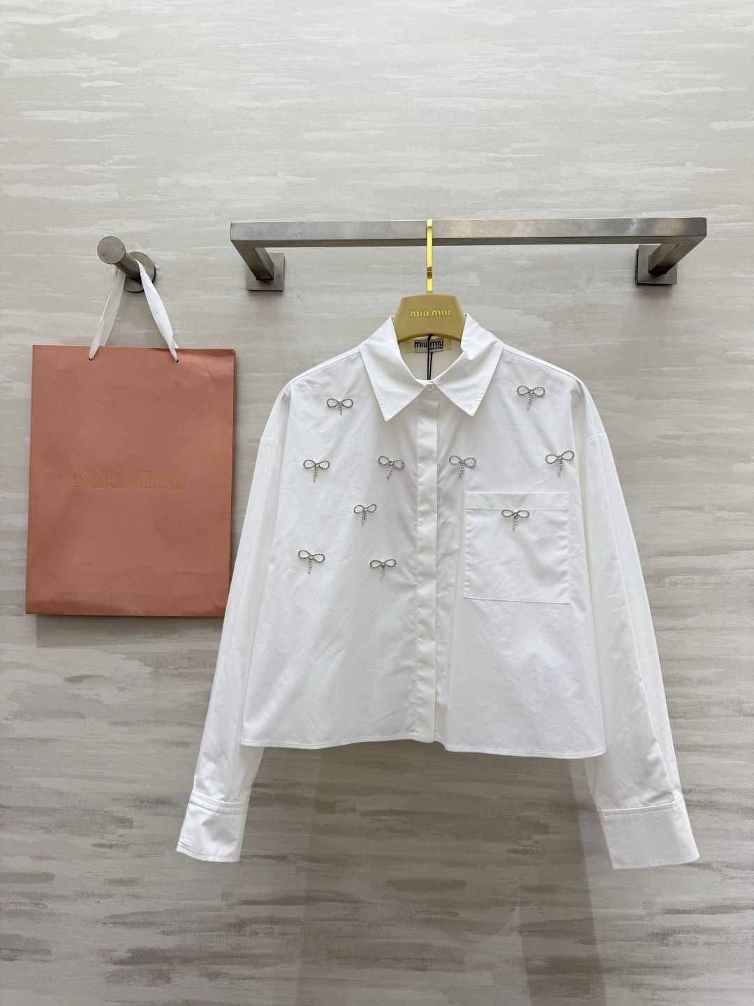 #MiuMi♡²⁶钻饰蝴蝶结衬衫 奶白底色 干净显气质 手工水钻蝴蝶结 精致显贵 短款阔版 甜美又显高 