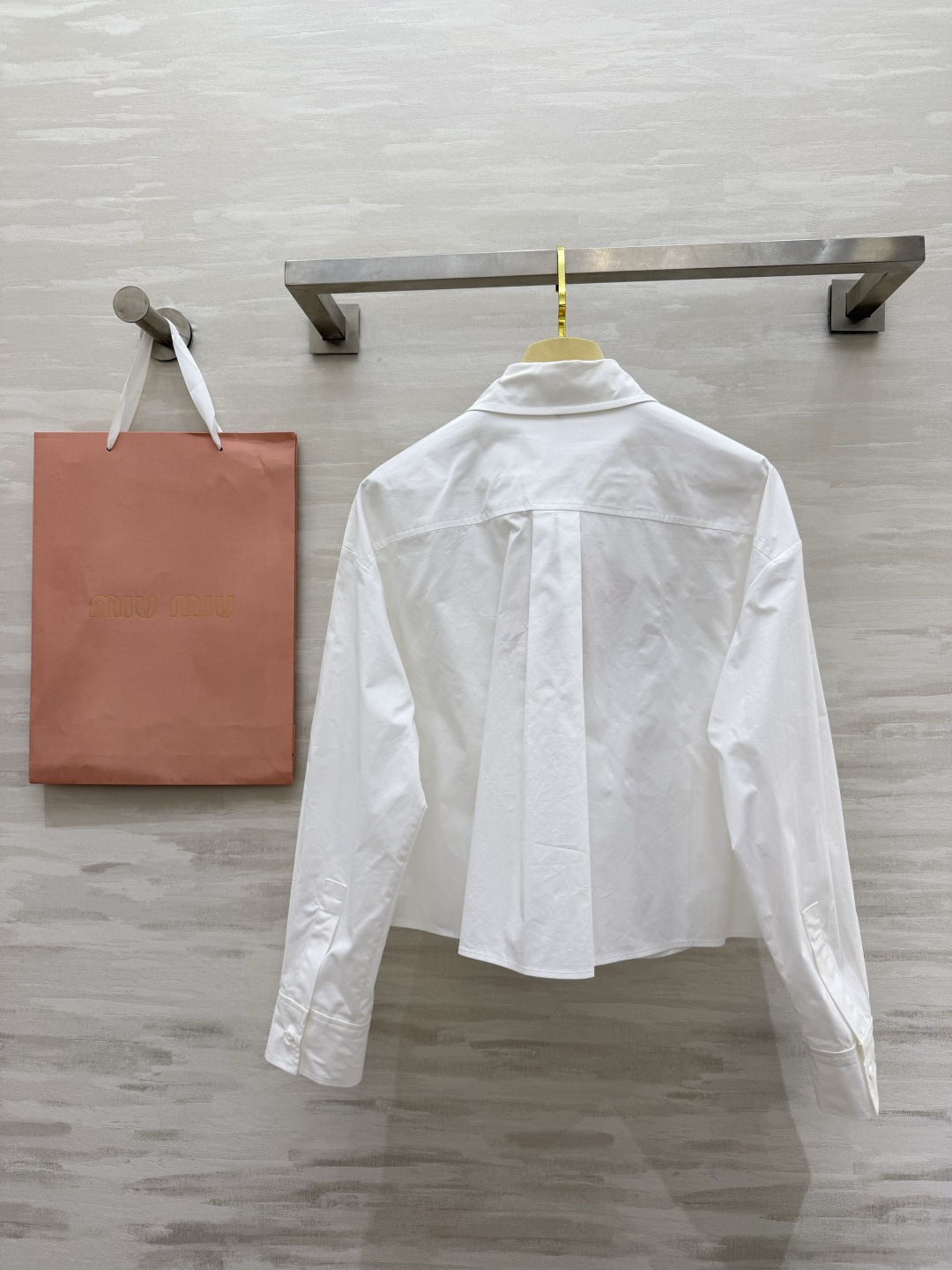 #MiuMi♡²⁶钻饰蝴蝶结衬衫 奶白底色 干净显气质 手工水钻蝴蝶结 精致显贵 短款阔版 甜美又显高 