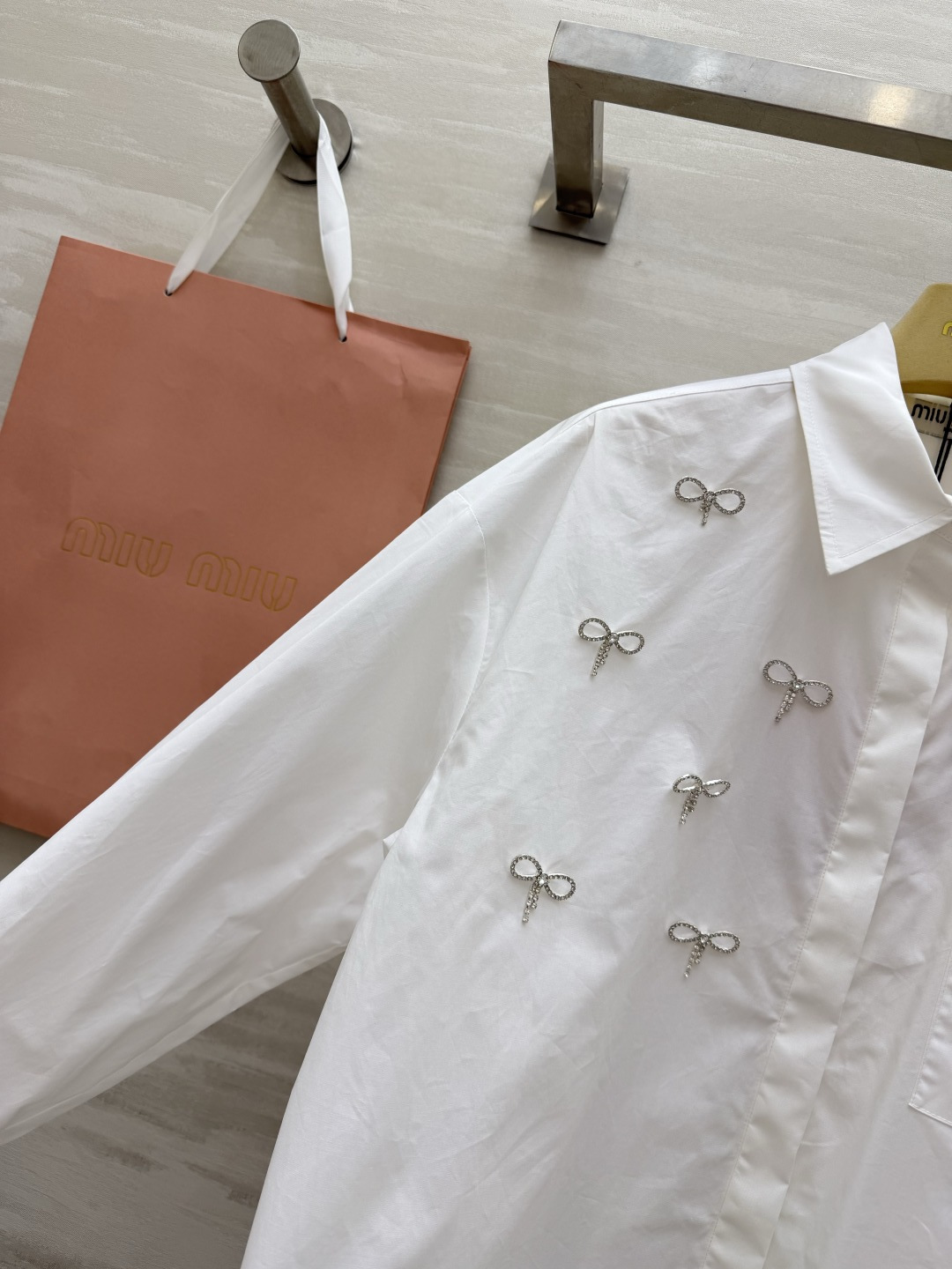 #MiuMi♡²⁶钻饰蝴蝶结衬衫 奶白底色 干净显气质 手工水钻蝴蝶结 精致显贵 短款阔版 甜美又显高 