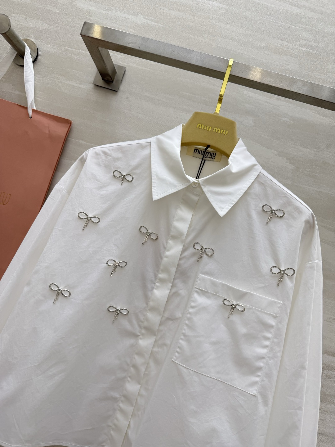 #MiuMi♡²⁶钻饰蝴蝶结衬衫 奶白底色 干净显气质 手工水钻蝴蝶结 精致显贵 短款阔版 甜美又显高 