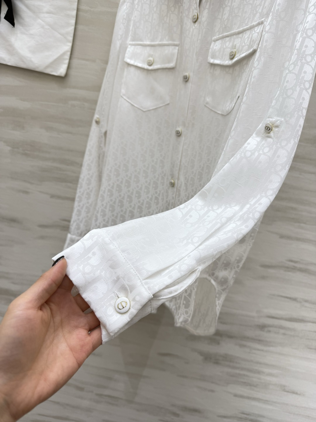 #Dio♡²⁶新款 醋酸提花老花衬衣 显贵醋酸真丝质地 上身零负担 经典老花暗纹 精致不浮夸 翻领+可调