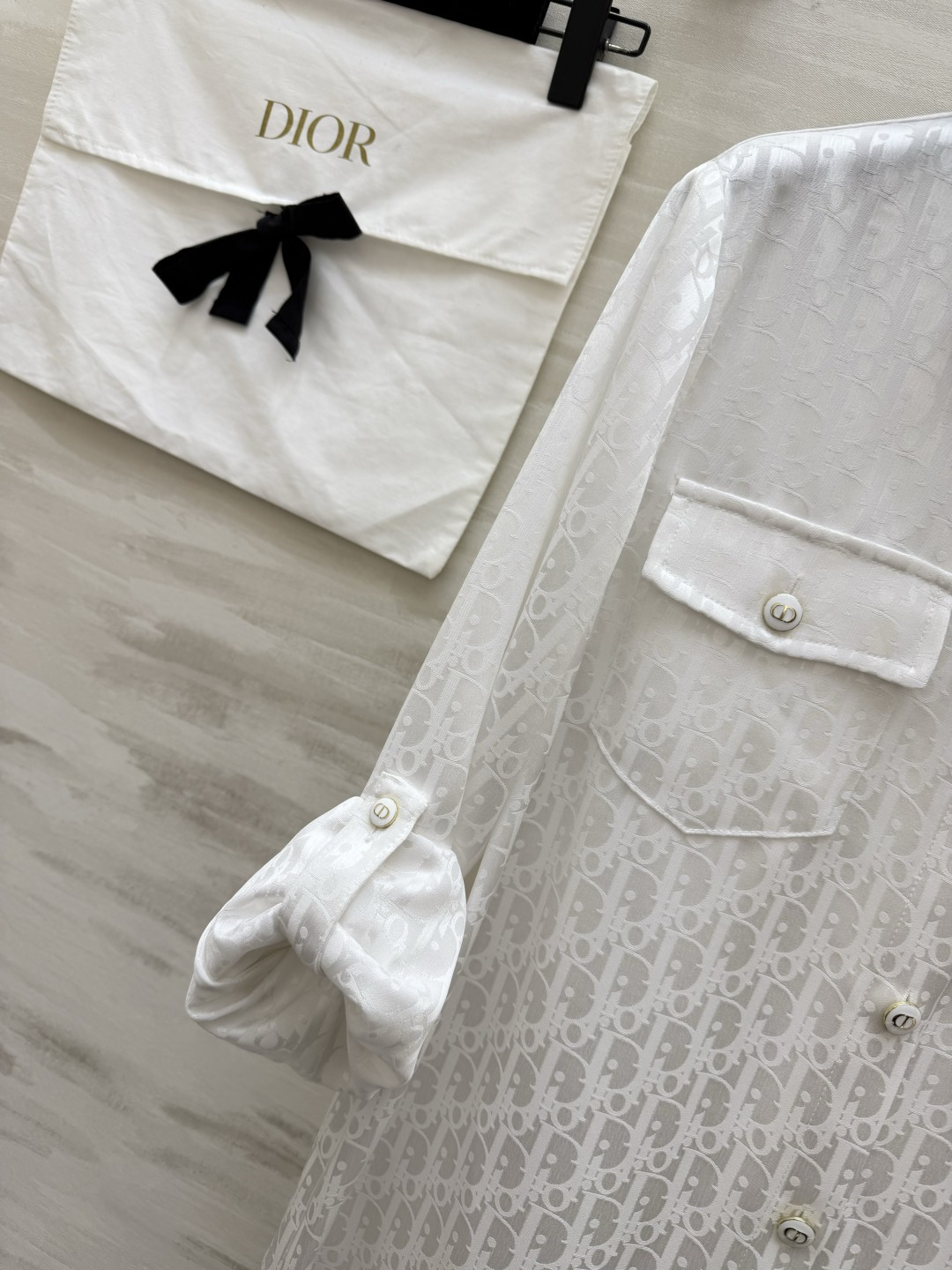 #Dio♡²⁶新款 醋酸提花老花衬衣 显贵醋酸真丝质地 上身零负担 经典老花暗纹 精致不浮夸 翻领+可调