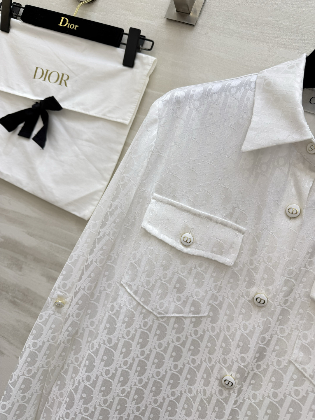 #Dio♡²⁶新款 醋酸提花老花衬衣 显贵醋酸真丝质地 上身零负担 经典老花暗纹 精致不浮夸 翻领+可调