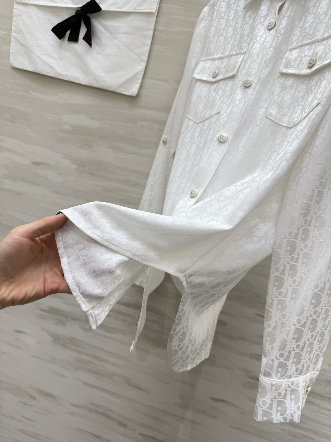 #Dio♡²⁶新款 醋酸提花老花衬衣 显贵醋酸真丝质地 上身零负担 经典老花暗纹 精致不浮夸 翻领+可调