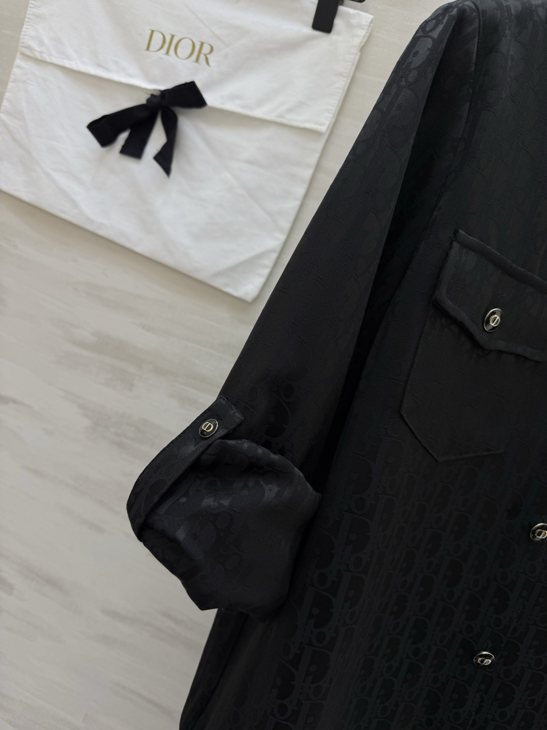 #Dio♡²⁶新款 醋酸提花老花衬衣 显贵醋酸真丝质地 上身零负担 经典老花暗纹 精致不浮夸 翻领+可调