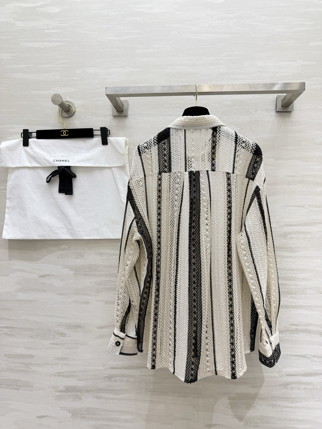 #Chane♡²⁶春夏新款 肌理感镂空衬衣 温柔调撞上精致蕾丝肌理 香风条纹镂空自带高级氛围感 重工钩花