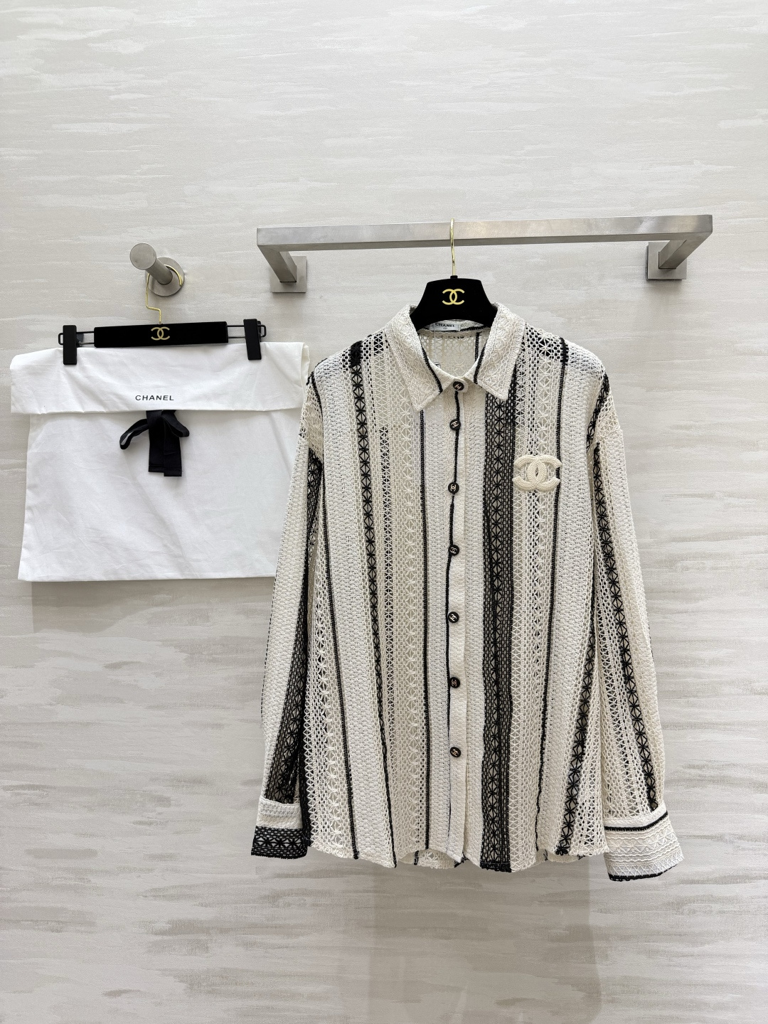 #Chane♡²⁶春夏新款 肌理感镂空衬衣 温柔调撞上精致蕾丝肌理 香风条纹镂空自带高级氛围感 重工钩花