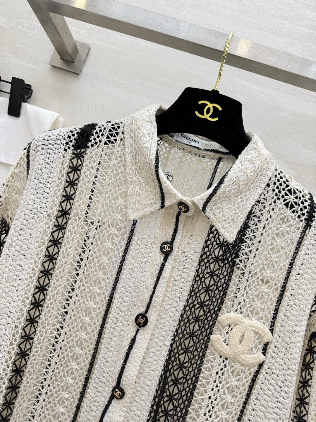 #Chane♡²⁶春夏新款 肌理感镂空衬衣 温柔调撞上精致蕾丝肌理 香风条纹镂空自带高级氛围感 重工钩花