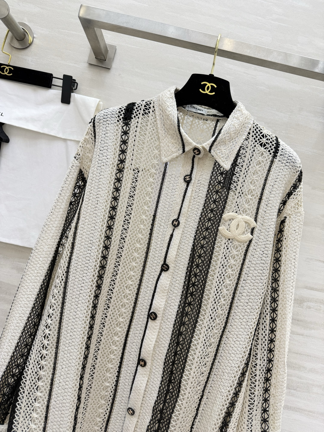 #Chane♡²⁶春夏新款 肌理感镂空衬衣 温柔调撞上精致蕾丝肌理 香风条纹镂空自带高级氛围感 重工钩花