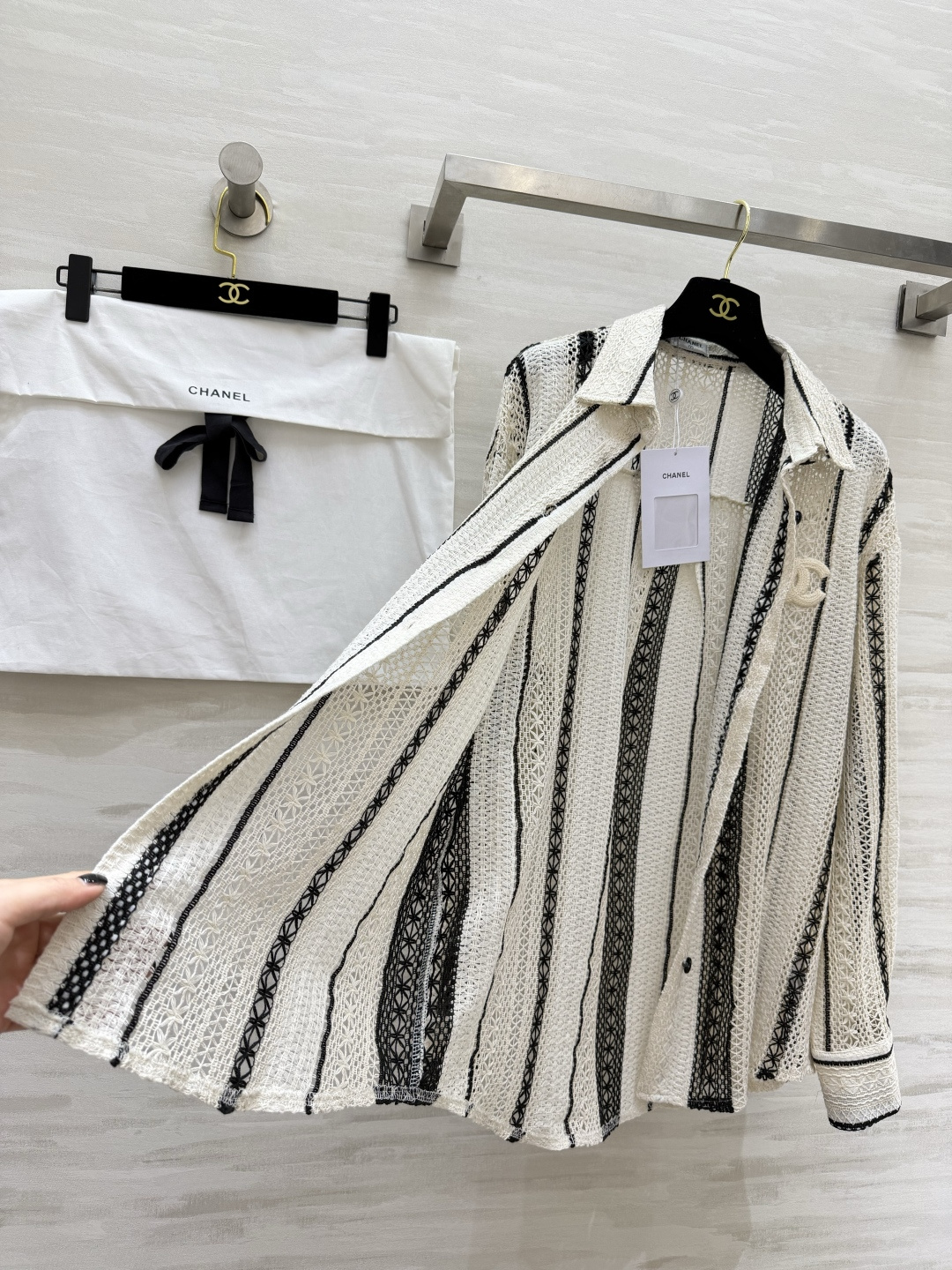 #Chane♡²⁶春夏新款 肌理感镂空衬衣 温柔调撞上精致蕾丝肌理 香风条纹镂空自带高级氛围感 重工钩花