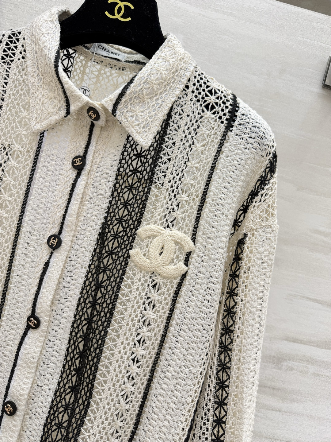 #Chane♡²⁶春夏新款 肌理感镂空衬衣 温柔调撞上精致蕾丝肌理 香风条纹镂空自带高级氛围感 重工钩花