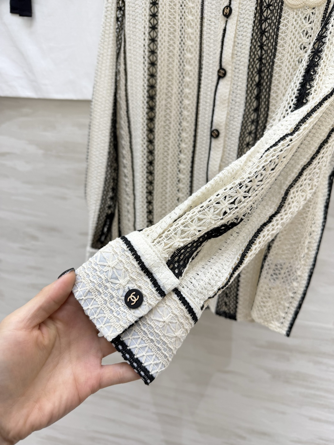 #Chane♡²⁶春夏新款 肌理感镂空衬衣 温柔调撞上精致蕾丝肌理 香风条纹镂空自带高级氛围感 重工钩花