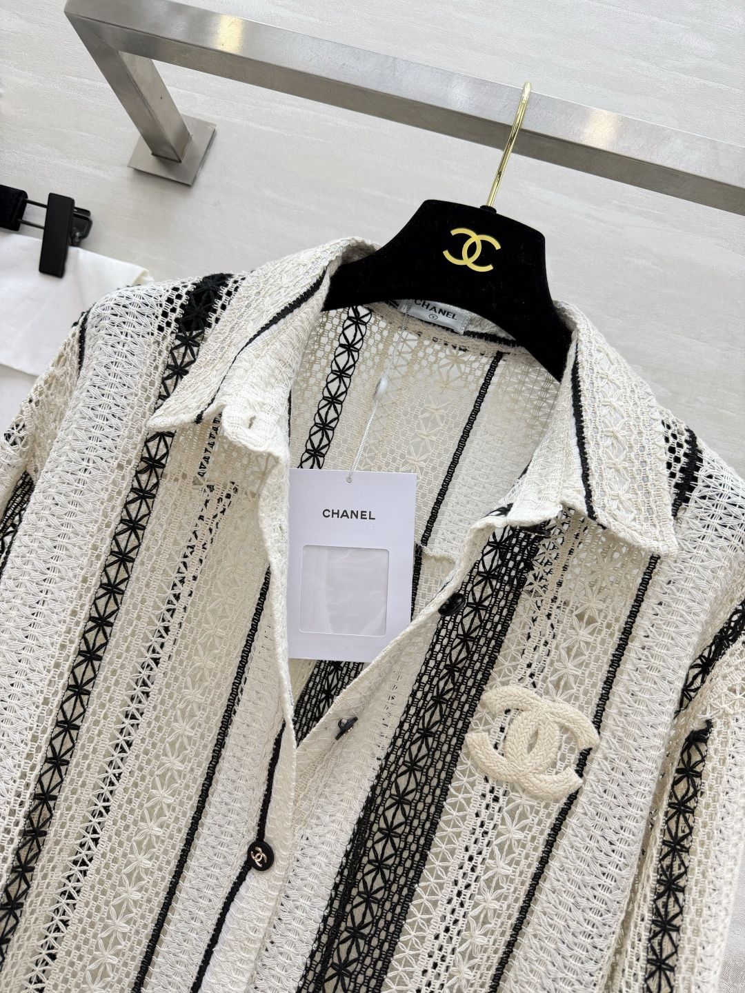 #Chane♡²⁶春夏新款 肌理感镂空衬衣 温柔调撞上精致蕾丝肌理 香风条纹镂空自带高级氛围感 重工钩花