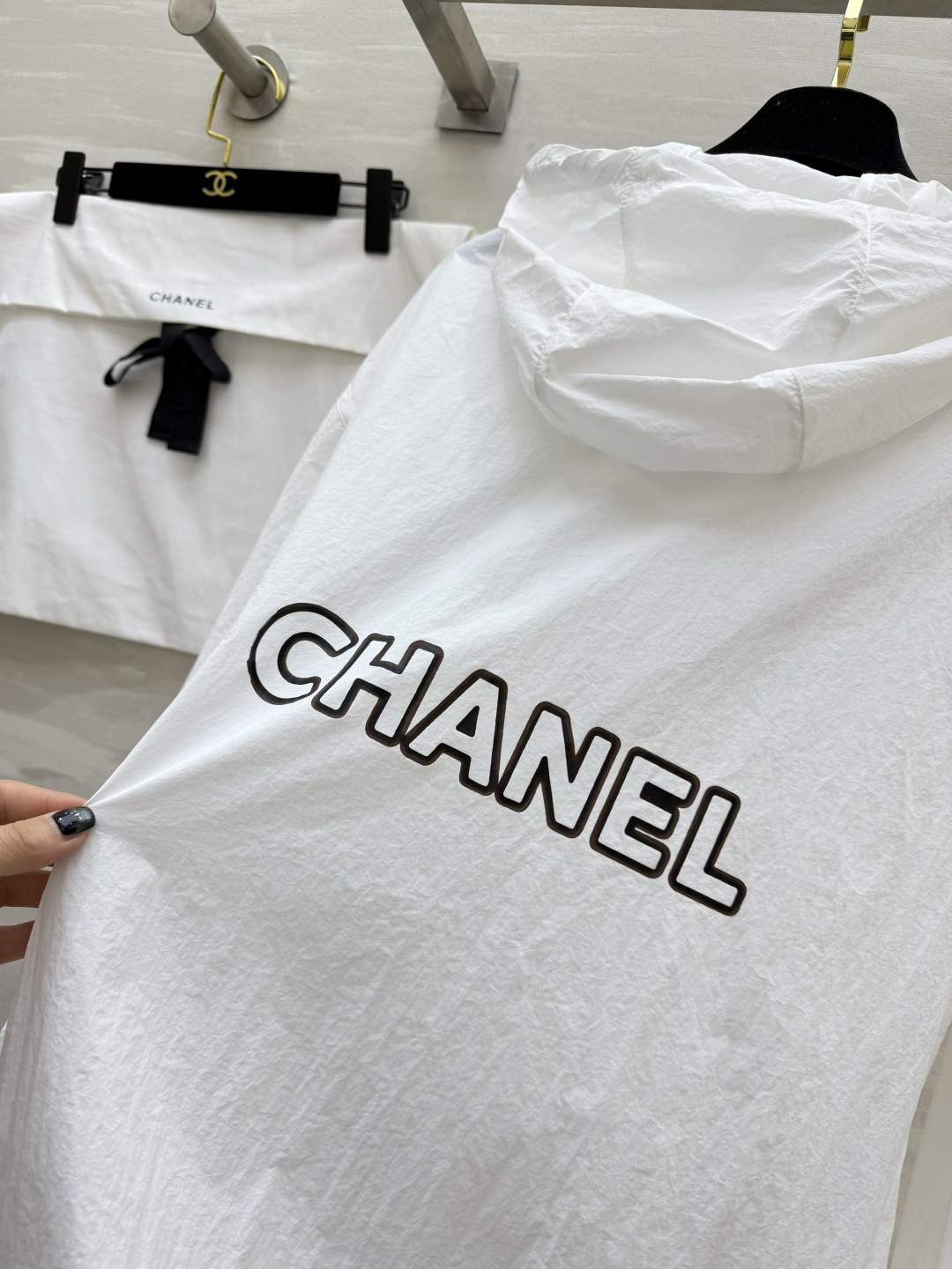 CHANE♡ 防晒连帽外套衣🌿轻薄透气面料，防晒又防风🌬标志性毛巾绣双C logo，低调显贵撞色拉链+抽