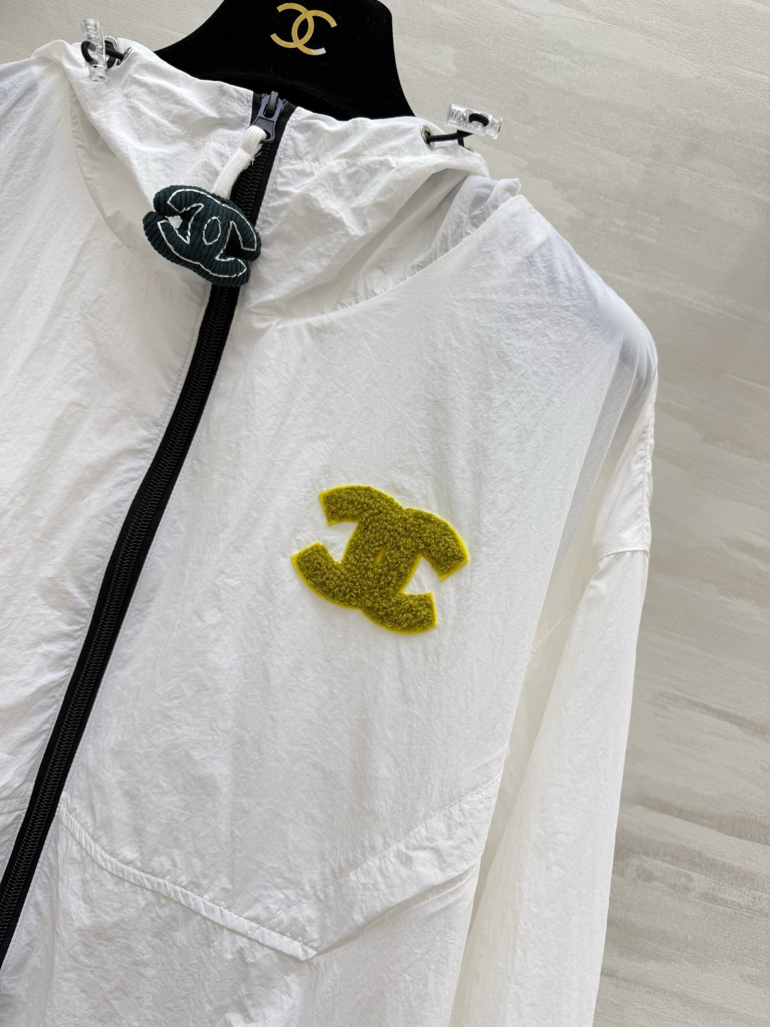 CHANE♡ 防晒连帽外套衣🌿轻薄透气面料，防晒又防风🌬标志性毛巾绣双C logo，低调显贵撞色拉链+抽