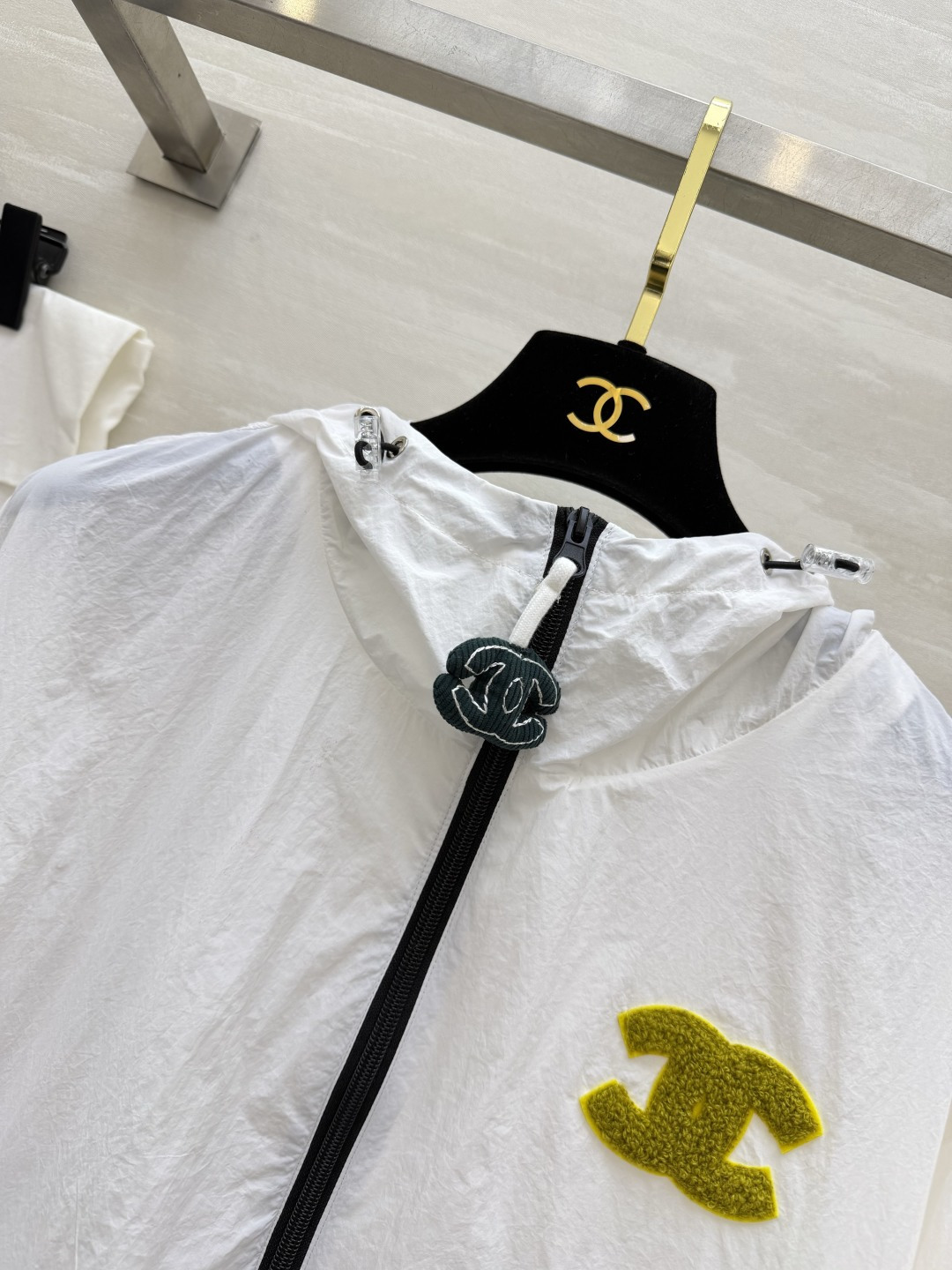 CHANE♡ 防晒连帽外套衣🌿轻薄透气面料，防晒又防风🌬标志性毛巾绣双C logo，低调显贵撞色拉链+抽
