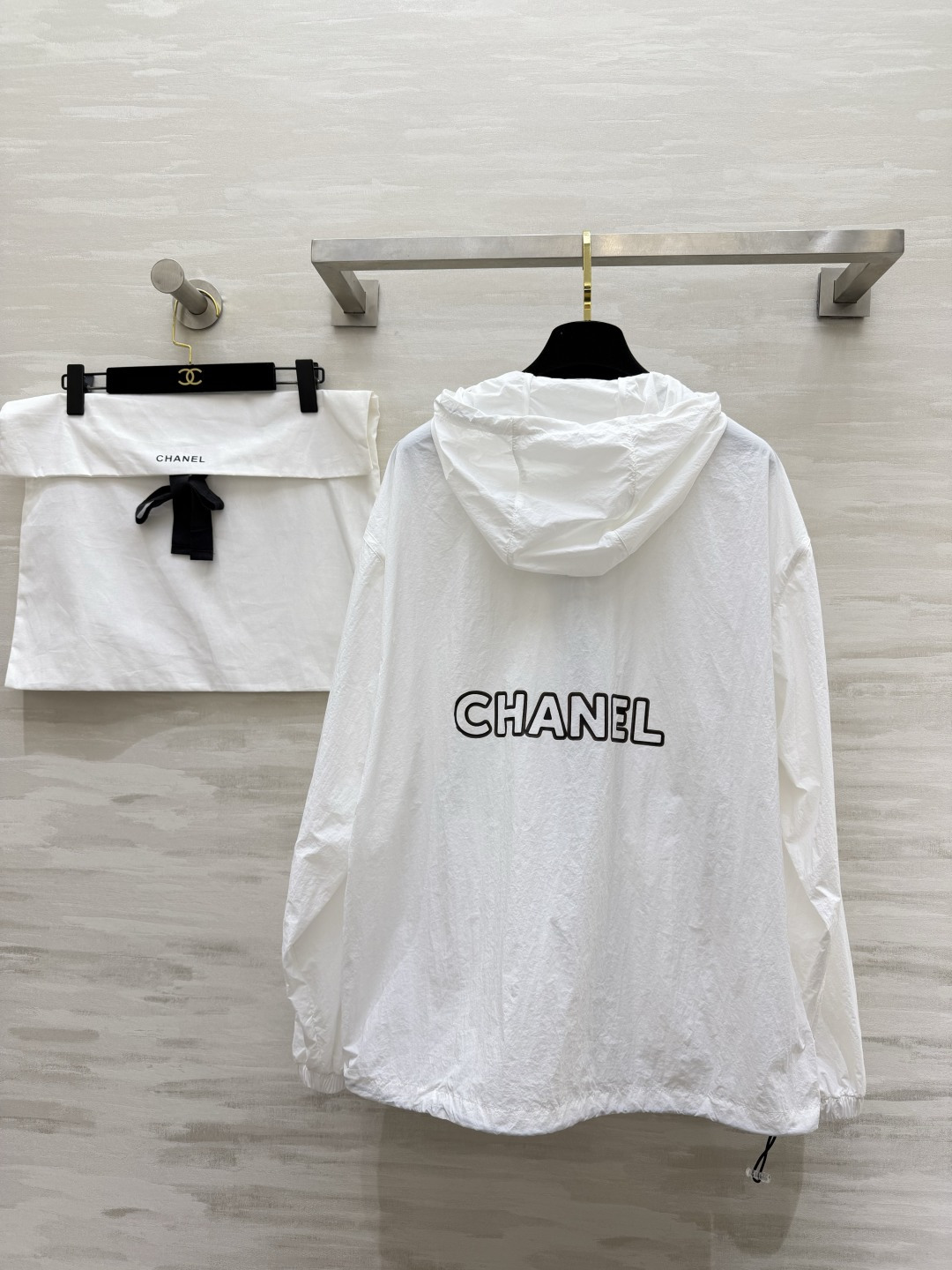 CHANE♡ 防晒连帽外套衣🌿轻薄透气面料，防晒又防风🌬标志性毛巾绣双C logo，低调显贵撞色拉链+抽