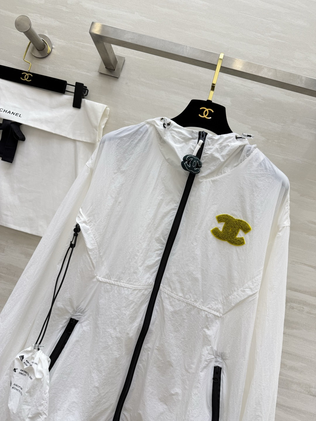 CHANE♡ 防晒连帽外套衣🌿轻薄透气面料，防晒又防风🌬标志性毛巾绣双C logo，低调显贵撞色拉链+抽