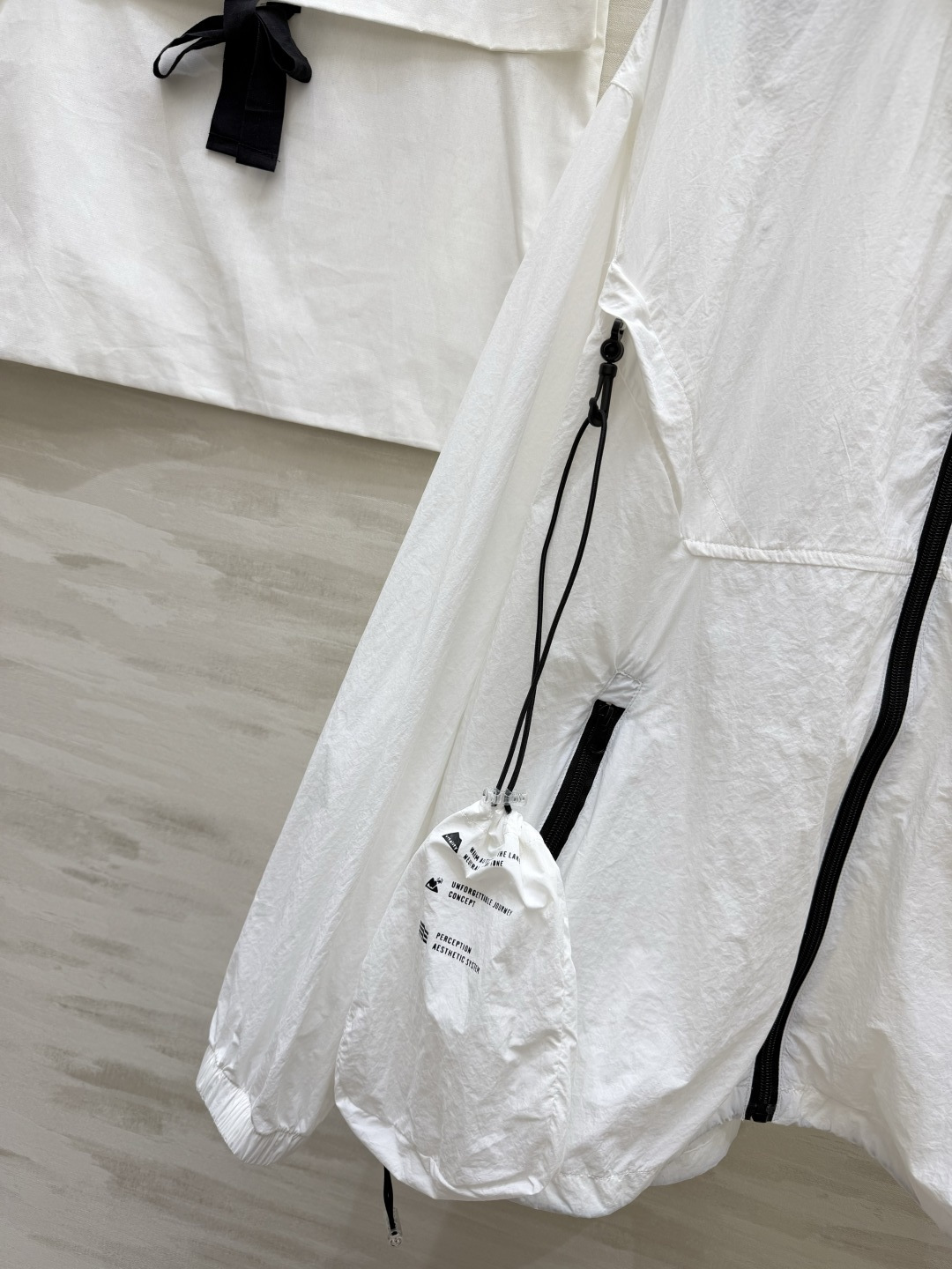 CHANE♡ 防晒连帽外套衣🌿轻薄透气面料，防晒又防风🌬标志性毛巾绣双C logo，低调显贵撞色拉链+抽