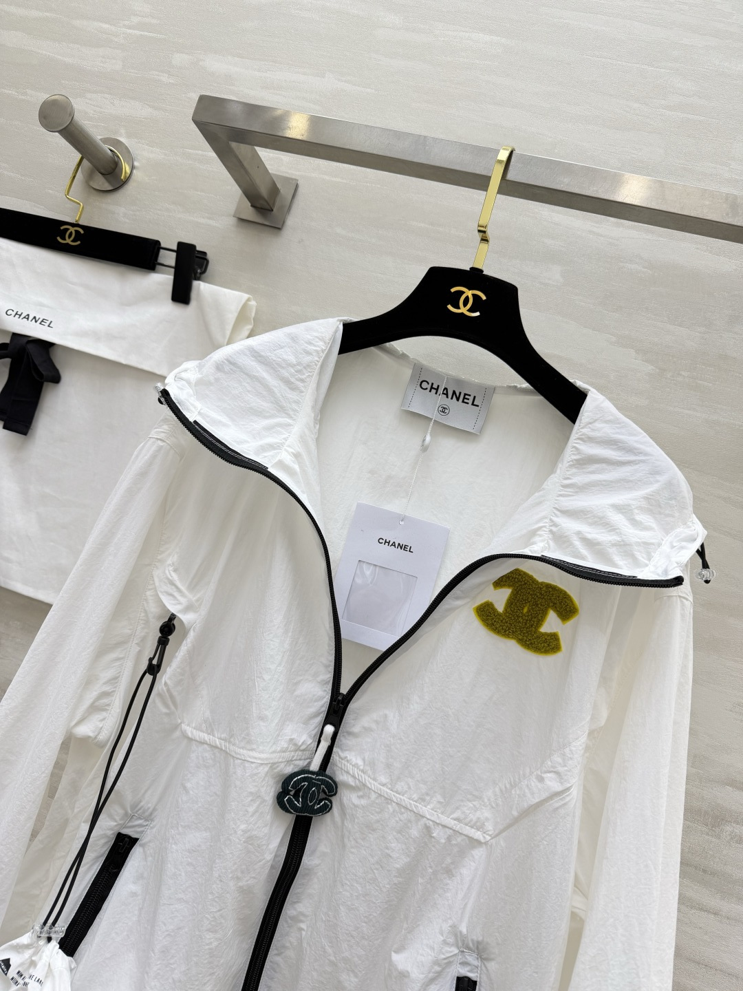 CHANE♡ 防晒连帽外套衣🌿轻薄透气面料，防晒又防风🌬标志性毛巾绣双C logo，低调显贵撞色拉链+抽