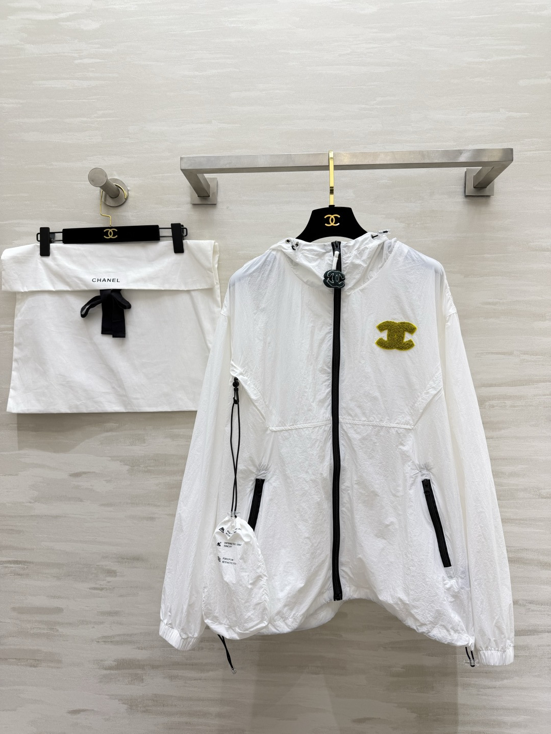 CHANE♡ 防晒连帽外套衣🌿轻薄透气面料，防晒又防风🌬标志性毛巾绣双C logo，低调显贵撞色拉链+抽