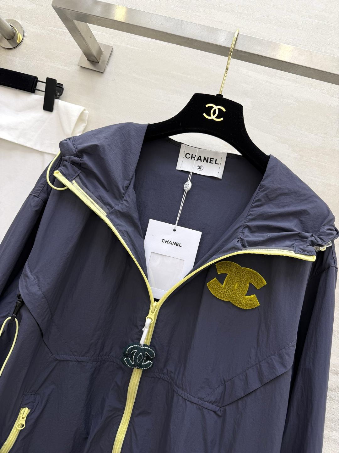 CHANE♡ 防晒连帽外套衣🌿轻薄透气面料，防晒又防风🌬标志性毛巾绣双C logo，低调显贵撞色拉链+抽