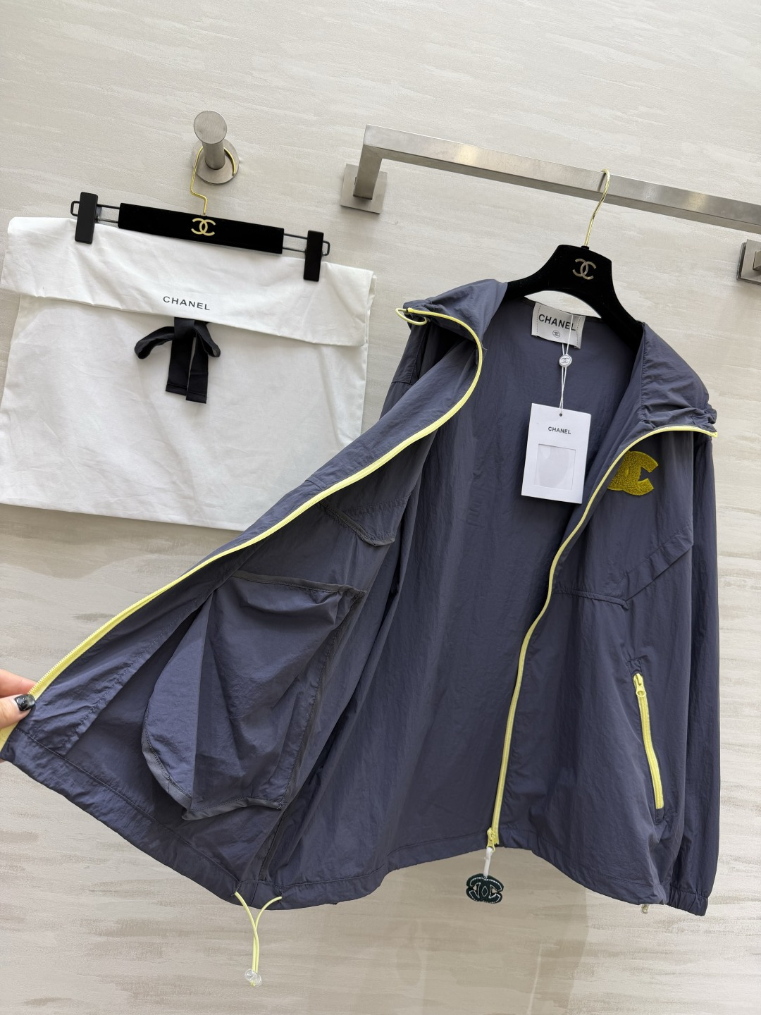 CHANE♡ 防晒连帽外套衣🌿轻薄透气面料，防晒又防风🌬标志性毛巾绣双C logo，低调显贵撞色拉链+抽