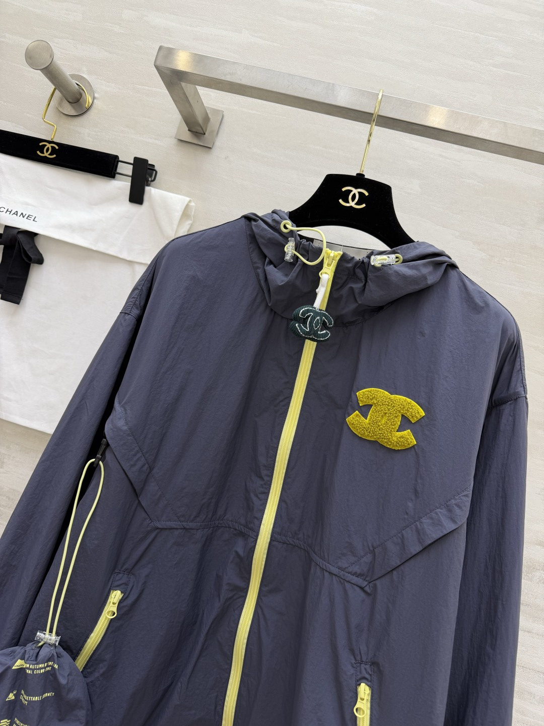 CHANE♡ 防晒连帽外套衣🌿轻薄透气面料，防晒又防风🌬标志性毛巾绣双C logo，低调显贵撞色拉链+抽