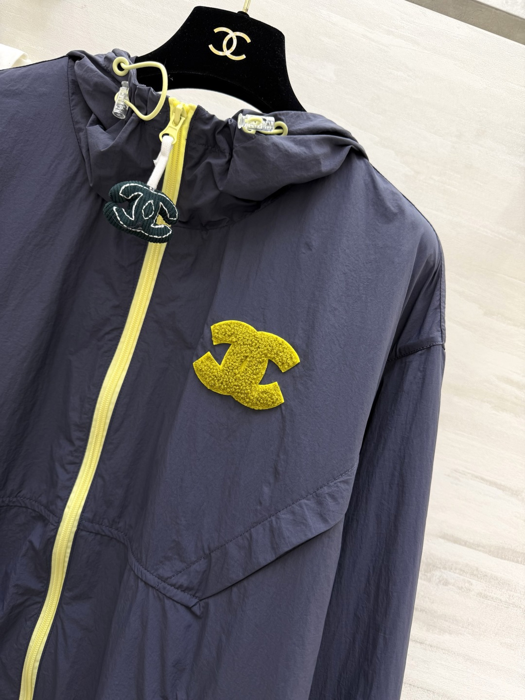 CHANE♡ 防晒连帽外套衣🌿轻薄透气面料，防晒又防风🌬标志性毛巾绣双C logo，低调显贵撞色拉链+抽