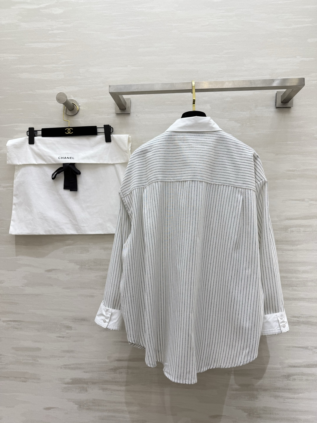 CHANEL 条纹控本命衬衫✨经典竖条纹+撞色翻领设计口袋双C刺绣低调显贵宽松版型藏肉又显瘦高级感直接拉
