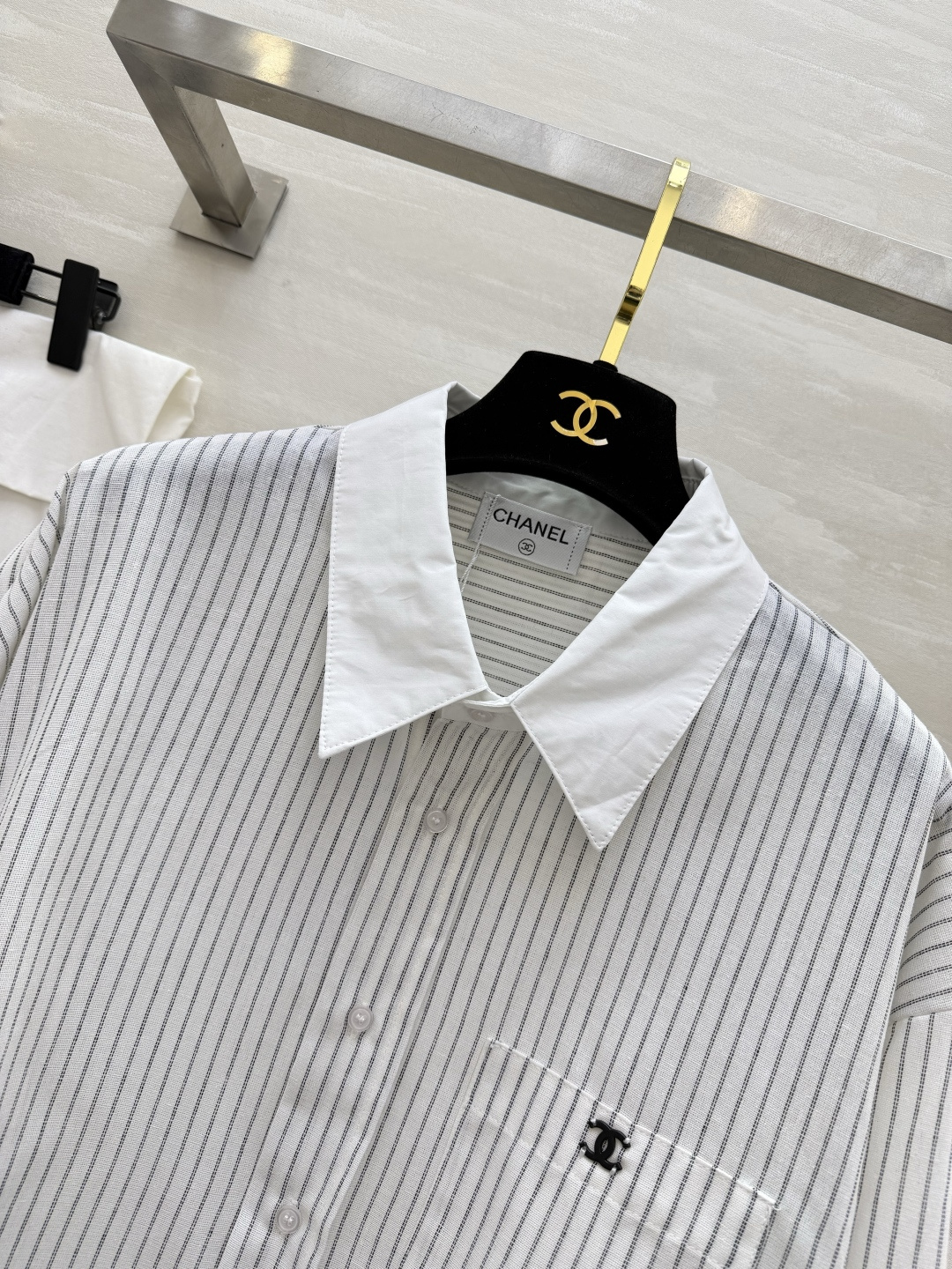 CHANEL 条纹控本命衬衫✨经典竖条纹+撞色翻领设计口袋双C刺绣低调显贵宽松版型藏肉又显瘦高级感直接拉