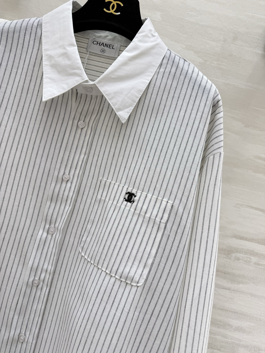 CHANEL 条纹控本命衬衫✨经典竖条纹+撞色翻领设计口袋双C刺绣低调显贵宽松版型藏肉又显瘦高级感直接拉