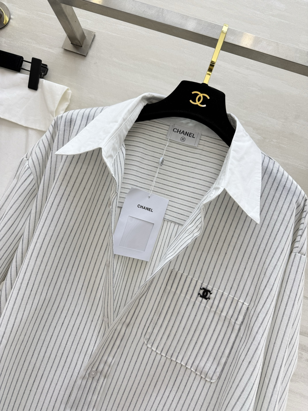 CHANEL 条纹控本命衬衫✨经典竖条纹+撞色翻领设计口袋双C刺绣低调显贵宽松版型藏肉又显瘦高级感直接拉