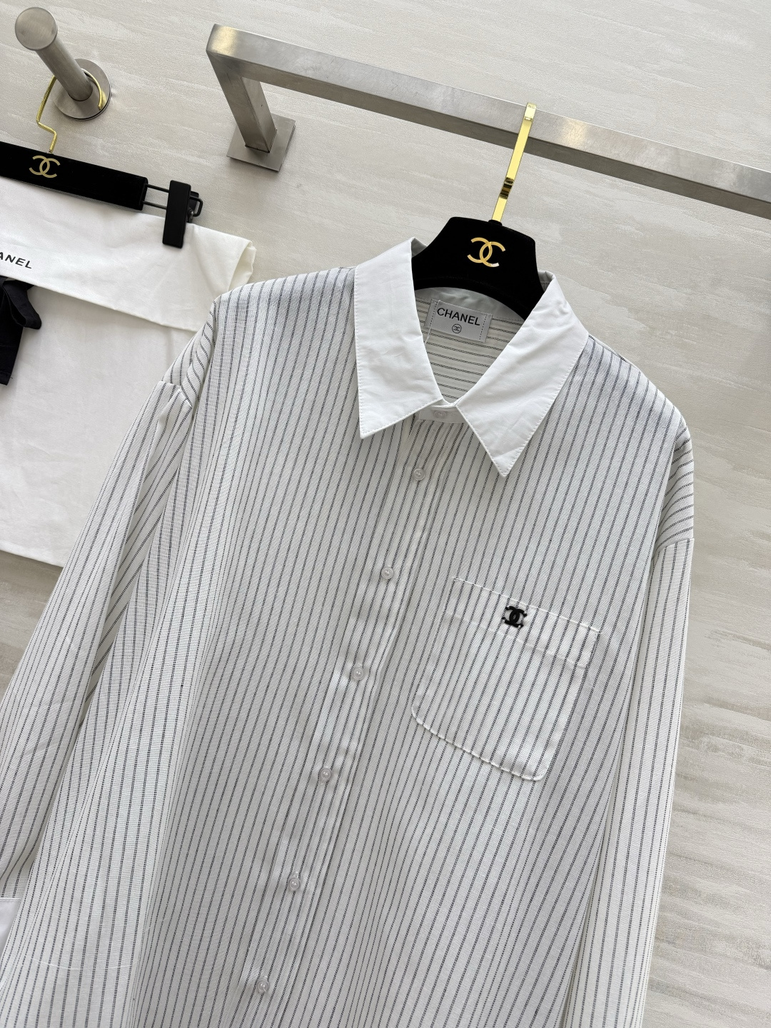 CHANEL 条纹控本命衬衫✨经典竖条纹+撞色翻领设计口袋双C刺绣低调显贵宽松版型藏肉又显瘦高级感直接拉