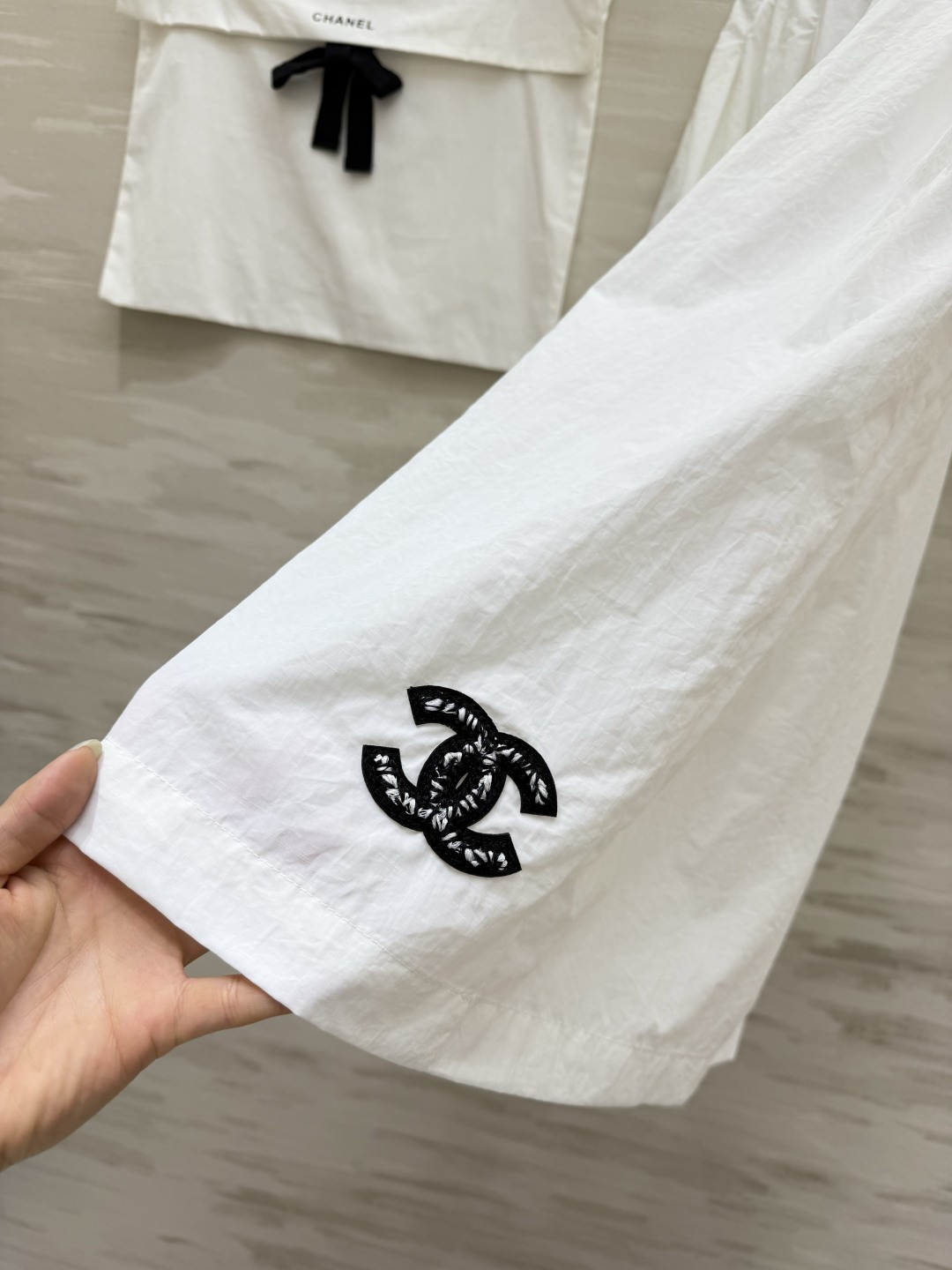 #Chane♡²⁶中古系列黑白褶皱裤裙 把松弛与利落穿在身上 松紧腰+大摆褶皱 舒适又藏肉 侧边开模纽扣