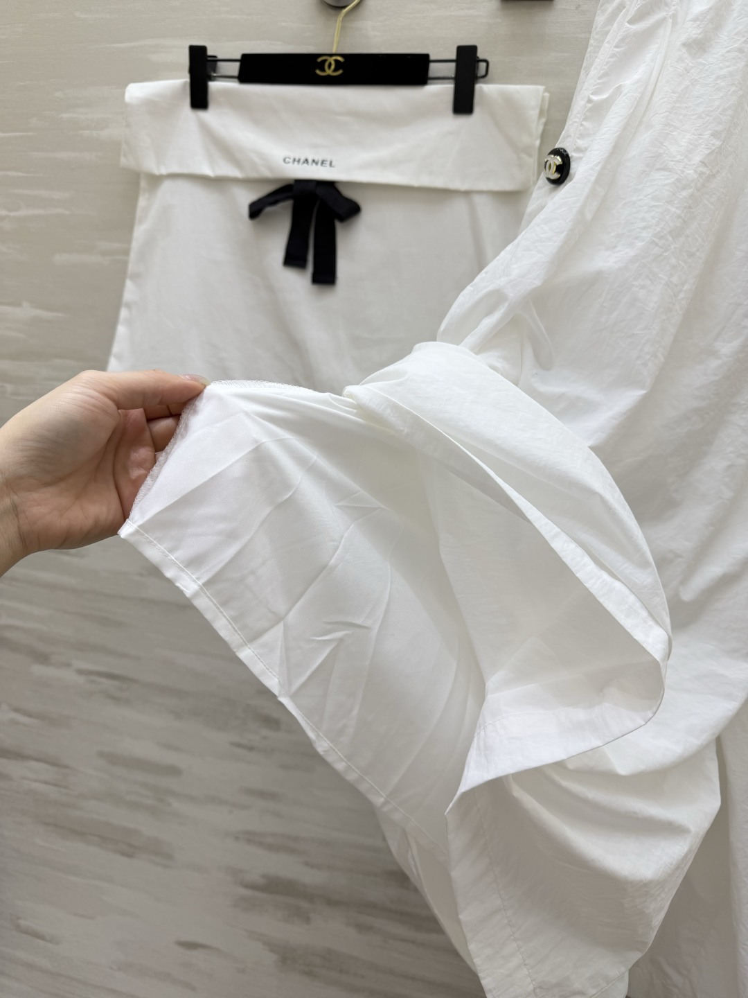 #Chane♡²⁶中古系列黑白褶皱裤裙 把松弛与利落穿在身上 松紧腰+大摆褶皱 舒适又藏肉 侧边开模纽扣