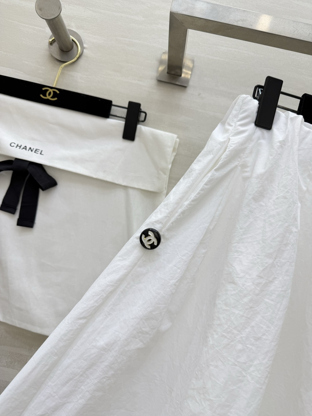 #Chane♡²⁶中古系列黑白褶皱裤裙 把松弛与利落穿在身上 松紧腰+大摆褶皱 舒适又藏肉 侧边开模纽扣