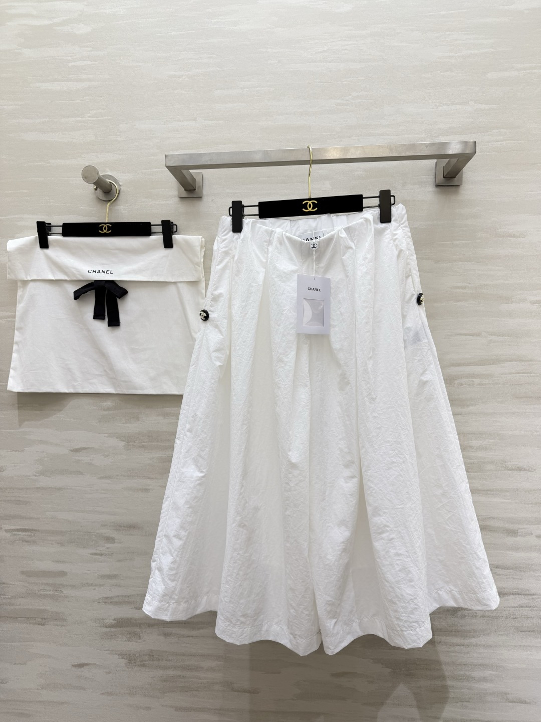 #Chane♡²⁶中古系列黑白褶皱裤裙 把松弛与利落穿在身上 松紧腰+大摆褶皱 舒适又藏肉 侧边开模纽扣